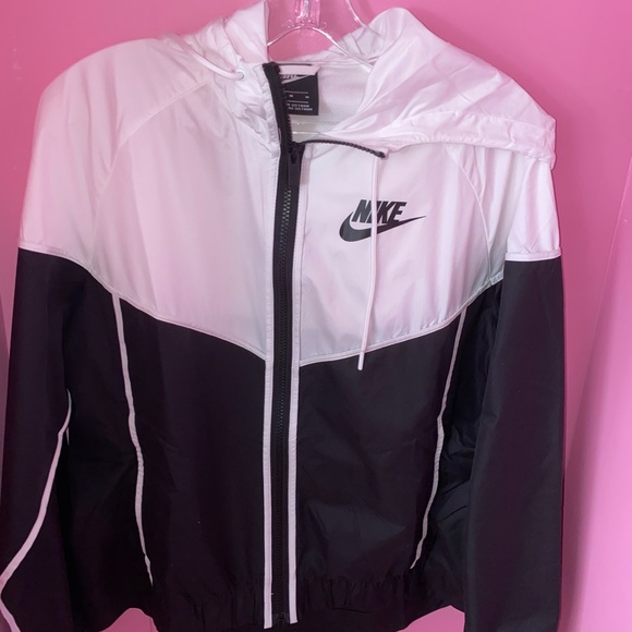 Nike Women’s Sport’s Windbreaker White and Black - Picture 1 of 2
